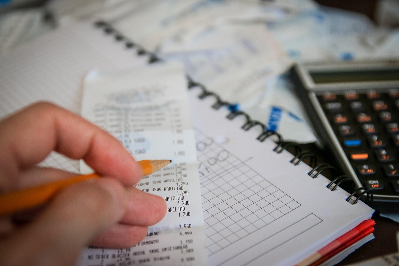 Entrepreneur learning how to start a small business with little money
